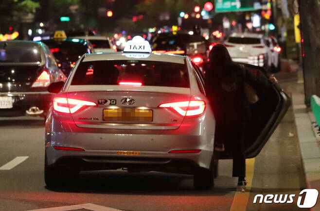택시 잡는 시민 (자료사진, 기사 내용과 무관함)  / 뉴스1 ⓒ News1