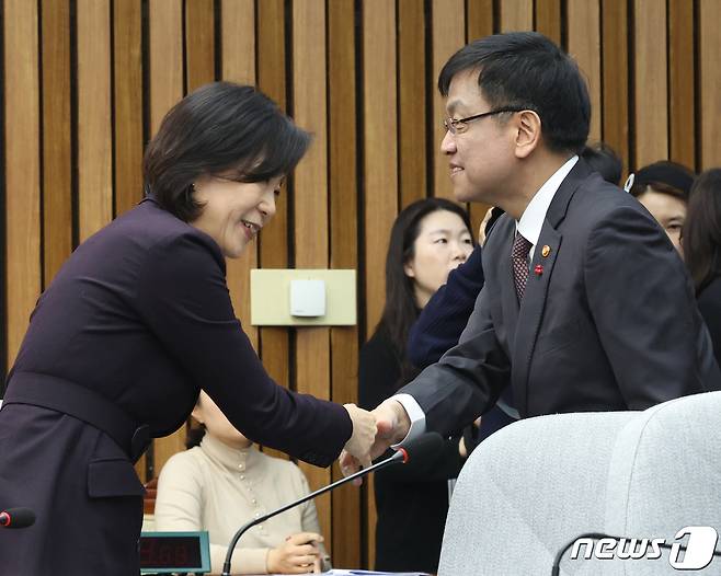 최상목 경제부총리 겸 기획재정부 장관과 오영주 중소벤처기업부 장관이 3일 서울 여의도 국회에서 열린 2024년 경제정책방향 당정협의회에서 인사를 나누고 있다. 2024.1.3/뉴스1 ⓒ News1 송원영 기자