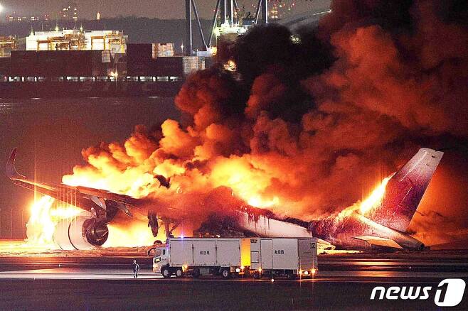 2일 일본 도쿄 하네다 공항에서 착륙 직후 활주로를 달리던 JAL 여객기가 해상 보안청 항공기와 충돌해 불길에 휩싸였다. 2023.1.3 ⓒ AFP=뉴스1 ⓒ News1 우동명 기자