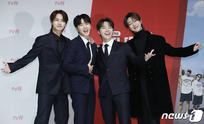 그룹 세븐틴(Seventeen)의 퍼포먼스 유닛 준(왼쪽부터), 호시, 디노, 디에잇이 3일 서울 강남구 엘리에나호텔에서 열린 tvN 예능 '나나투어 with 세븐틴' 제작발표회에서 포즈를 취하고 있다. '나나투어 with 세븐틴'(연출 나영석 신효정 장은정)은 가이드로 재취업한 여행 예능 20년 차 베테랑 'NA이드' 나영석 PD와 이탈리아의 여름으로 떠난 데뷔 10년 차 세븐틴의 찐한 우정 여행기를 담은 프로그램이다. 2024.1.3./뉴스1 ⓒ News1 권현진 기자