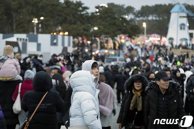 2024년 갑진년 해돋이를 보기 위해 간절곶을 찾았던 시민들이 구름에 가려 해가 보이지 않자 아쉬운 마음을 뒤로 하고 발길을 옮기고 있다.2024.1.1/뉴스1 ⓒ News1 김지혜 기자