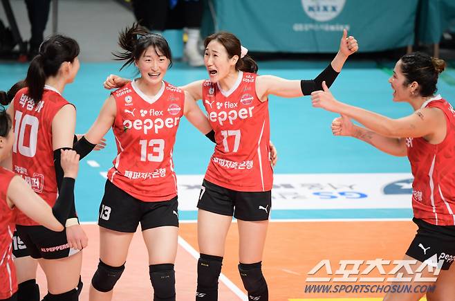 그나마 팽팽한 경기력을 보여 준 3세트. 박은서와 하혜진이 블로킹 성공 후 기뻐하고 있다.