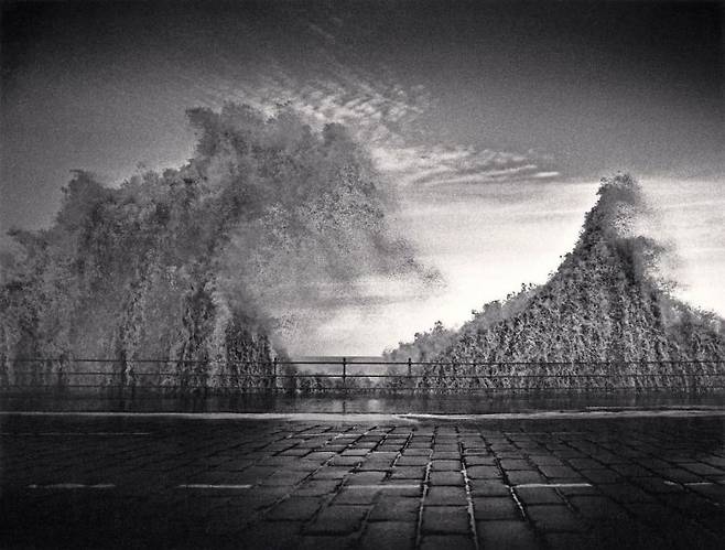 Wave, Scarborough, Yorkshire, England. 1981ⓒMichael Kenna. [사진제공 = 공근혜갤러리]