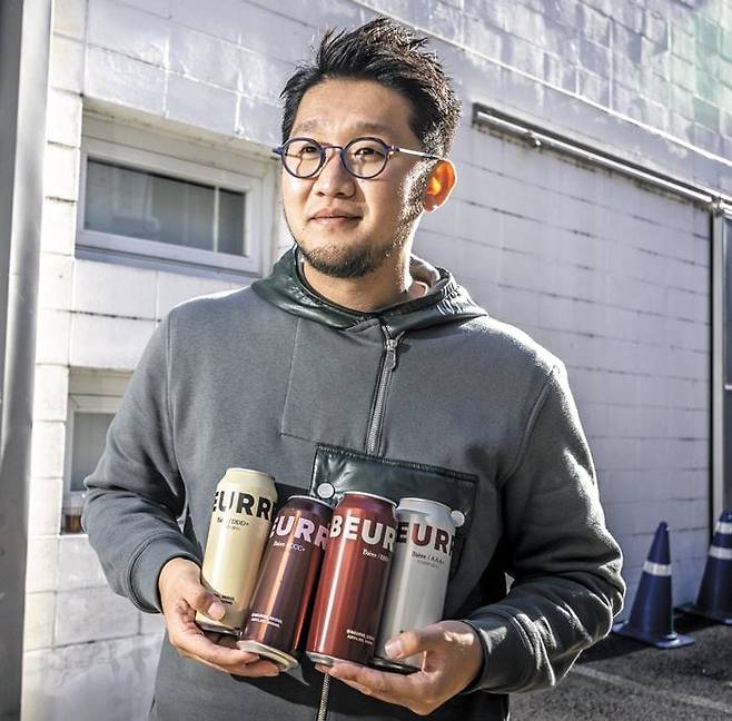 과장 광고로 논란이 된 '버터 맥주'를 기획한 박용인 버추어컴퍼니 대표가 '버터 맥주'를 들고 있는 모습. /이신영 영상미디어 기자
