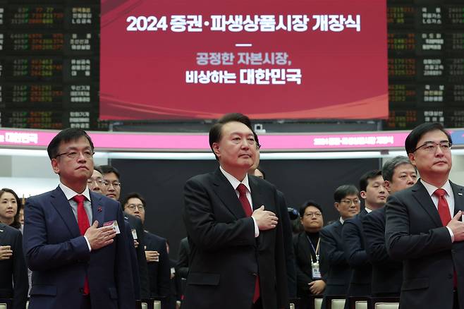 윤석열 대통령이 2일 서울 영등포구 한국거래소에서 열린 2024 증권ㆍ파생상품시장 개장식에서 국기에 경례하고 있다./뉴스1