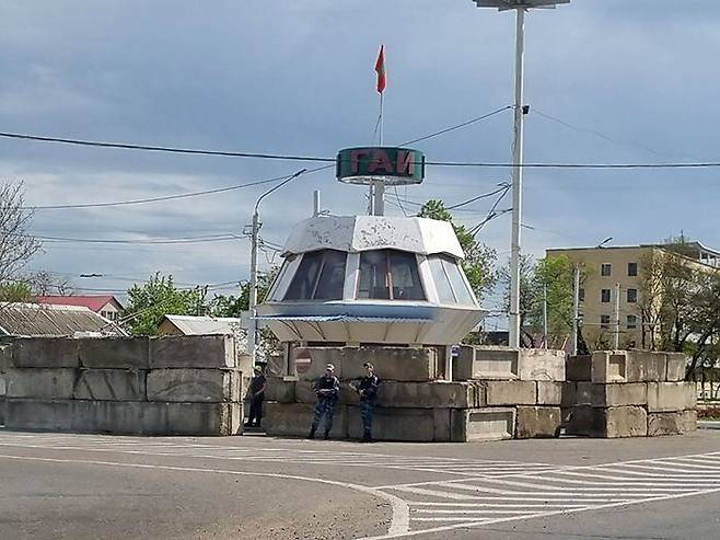 트란스니스트리아의 ‘수도’ 곳곳에 러시아軍 - 27일(현지 시각) 몰도바 내 친러 분쟁 지역인 트란스니스트리아 수도 티라스폴의 초소에서 방탄조끼를 입은 러시아 군인들이 경계 근무하고 있다. 주민들은 “우크라이나 전쟁이 이곳까지 확산하는 것 아니냐”며 불안해하고 있다. /정철환 특파원