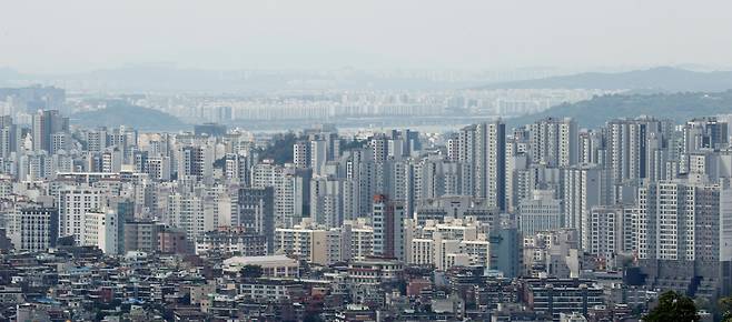 서울 아파트 거래가 사상 최저 수준으로 줄어들면서 급매물이 늘어나고 있다. 전문가들은 금리가 내리지 않는 한 거래가 되살아나기 쉽지 않다고 진단한다. /연합뉴스