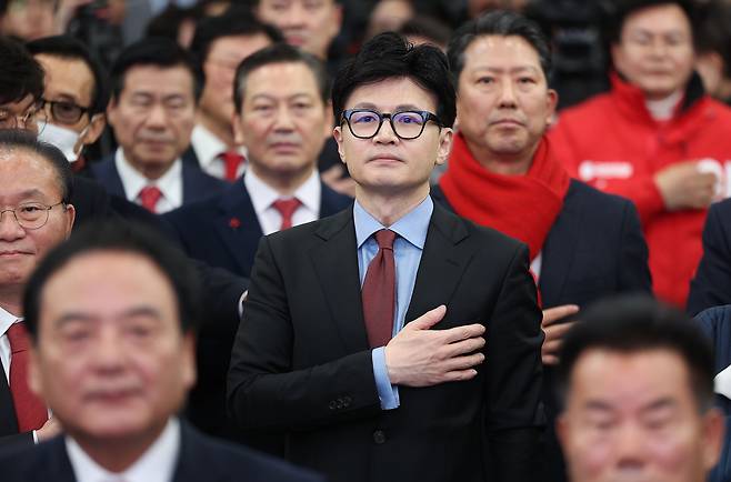 국민의힘 한동훈 비상대책위원장이 2일 오후 대구 북구 엑스코에서 열린 국민의힘 대구·경북(TK) 신년인사회에 참석해 국민의례를 하고 있다. /연합뉴스