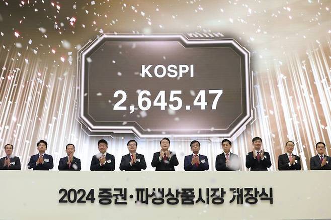 윤석열 대통령이 2일 서울 영등포구 한국거래소에서 열린 2024 증권·파생상품시장 개장식에서 개장 신호 버튼을 누른 뒤 박수를 치고 있다. ⓒ대통령실