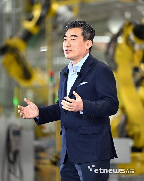 2024 현대자동차그룹 신년회가 3일 경기 광명시 오토랜드 광명에서 열렸다. 신재원 현대자동차 AAM본부 사장이 미래사업 브리핑을 하고 있다. 이동근기자 foto@etnews.com