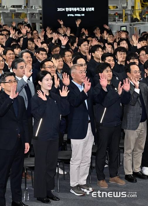 2024 현대자동차그룹 신년회가 3일 경기 광명시 오토랜드 광명에서 열렸다. 정의선 회장과 임직원들이 손을 흔들며 기념촬영 하고 있다. 이동근기자 foto@etnews.com