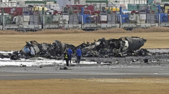 3일 일본 도쿄 하네다 국제공항에서 불에 탄 일본 해안보안청 항공기. 교도통신 연합뉴스