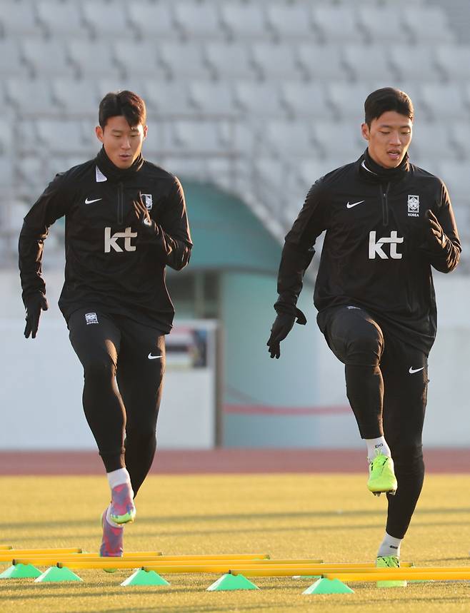 <yonhap photo-2985=""> 손흥민-황희찬 '유럽파 질주'(서울=연합뉴스) 임화영 기자 = 한국 축구대표팀 손흥민과 황희찬이 14일 오후 서울 양천구 목동운동장에서 2026 국제축구연맹(FIFA) 복중미 월드컵 아시아 2차 예선 1차전 싱가포르와의 경기를 앞두고 훈련하고 있다. 2023.11.14hwayoung7@yna.co.kr/2023-11-14 17:13:57/<저작권자 ⓒ 1980-2023 ㈜연합뉴스. 무단 전재 재배포 금지.></yonhap>