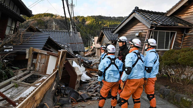강진에 무너진 가옥 살피는 일본 소방관들 [사진 제공:연합뉴스]