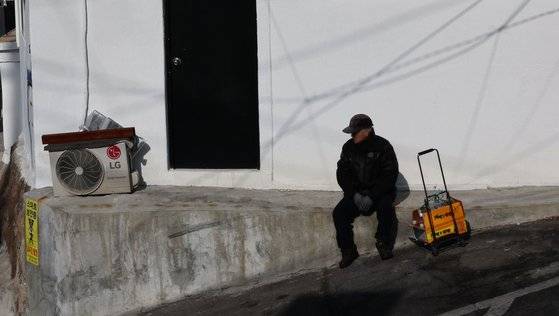 서울 서대문구의 한 주민이 휴식을 취하고 있다. 연합뉴스