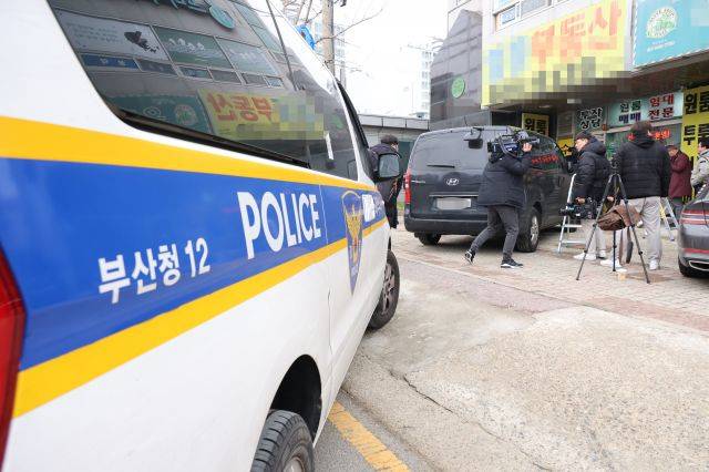 부산경찰청이 3일 오후 충남 아산시에 있는 더불어민주당 이재명 대표를 흉기로 찌른 피의자 김모(67) 씨의 직장 사무소를 압수수색하고 있다. 연합뉴스