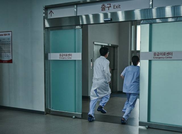 응급실로 들어가는 의료진 모습. 기사의 이해를 돕기 위한 이미지. 기사 내용과 직접적 관계 없습니다. 게티이미지뱅크