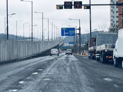 시흥 배곧신도시 달월역 고가도로 연결공사가 차량 통행이 불가능할 정도로 심각한 아스콘 패임현상이 발생해 부실시공 의혹이 일고 있다. 김형수기자