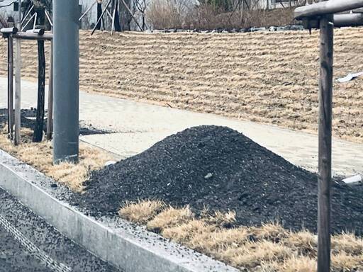 시흥 배곧신도시 해안도로 확충공사의 일환으로 건설 중인 달월역 고가도로 연결 포장현장. 시공업체는 임시 방편으로 패인 아스콘 파편을 제거해 도로 옆에 그대로 쌓아두고 있다. 문제가 발생한 지 수일이 지났지만 아직까지 현장 수습이 안되고 있다. 김형수기자