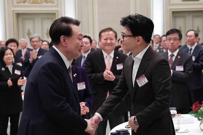 윤석열 대통령이 3일 청와대 영빈관에서 열린 신년 인사회에서 한동훈 국민의힘 비상대책위원장과 만나 악수하고 있다. 한 위원장이 취임한 후 두 사람이 공식 석상에서 만난 것은 처음이다. 이승환 가자