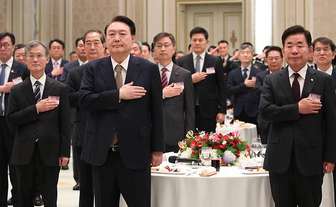 윤석열 대통령이 3일 청와대 영빈관에서 열린 ‘2024년 신년인사회’에 참석해 국민의례를 하고 있다. [이승환 기자]