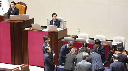 지난 12월 1일 국회 본회의장에 국민의힘 의원들의 자리가 비어 있는 가운데 손준성, 이정섭 검사 탄핵소추안 투표 개표 작업이 진행되고 있다. (연합뉴스)