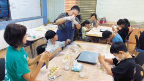 경북 상주 소재 옥산초에서 늘봄학교 프로그램인 요리 수업이 진행되고 있는 모습 [옥산초 제공]
