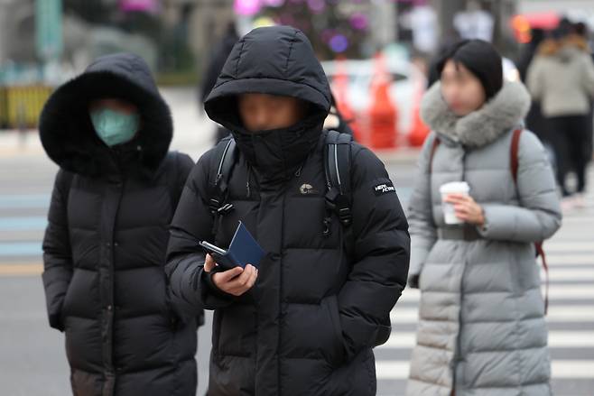 서울 종로구 광화문광장 인근에서 시민들이 이동하고 있다. [연합]