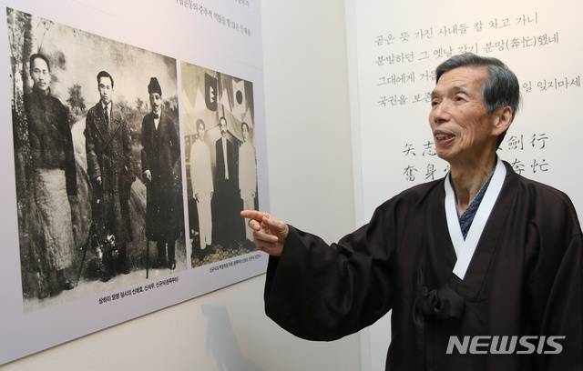 【청주=뉴시스】강신욱 기자 = 9일 충북 청주고인쇄박물관 근현대인쇄전시관 기획전시실에서 독립운동가 신규식 선생을 조명하는 '대한민국임시정부 수립 100주년 기념 특별전시'가 열린 가운데 행사를 마련한 박정규 예관편찬위원장이 신규식·신채호·신백규 선생이 함께한 사진을 설명하고 있다. 2019.04.09. ksw64@newsis.com