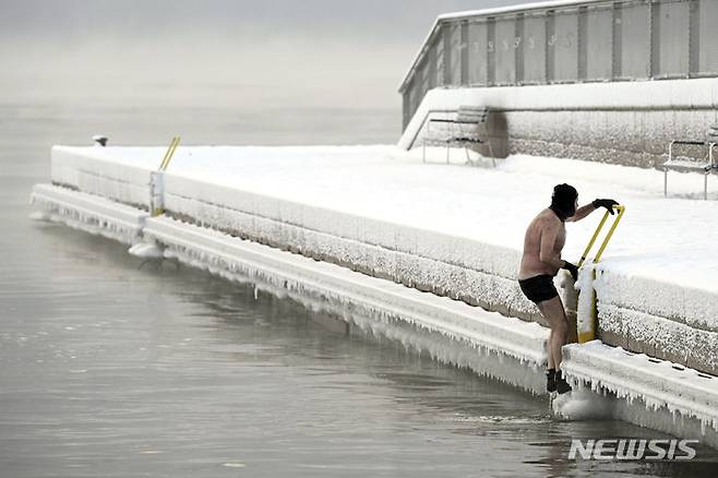 [헬싱키=AP/뉴시스] 2일(현지시간) 핀란드 헬싱키에서 한 남성이 바다에서 나오고 있다. 2024.01.03.