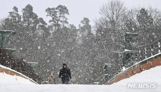 [스톡홀름=AP/뉴시스] 2일(현지시간) 스웨덴 스톡홀름에 많은 눈이 내린 가운데 시민들이 이동하고 있다. 2024.01.03.