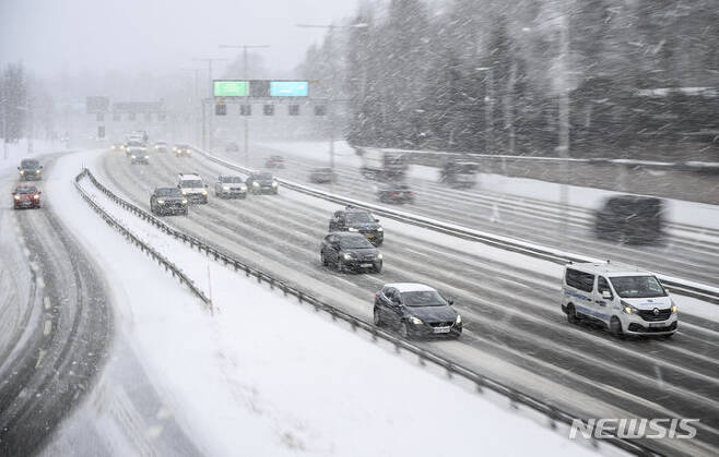 [스톡홀름=AP/뉴시스] 2일(현지시간) 스웨덴 스톡홀름에 많은 눈이 내린 가운데 차량들이 주행하고 있다. 2024.01.03.