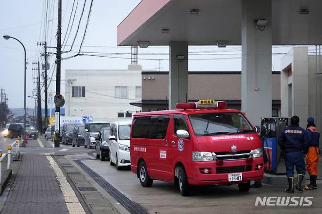 [스즈=AP/뉴시스] 3일 일본 이시카와현 스즈의 한 주유소에 기름을 채우려는 차량이 길게 줄 서 있다. 지난 1일 이시카와현 노토반도에서 발생한 지진으로 지금까지 사망자 숫자는 최소 62명으로 늘어났다. 2024.01.03.