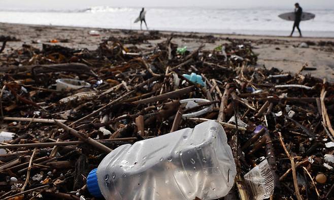 2023년 12월 29일 미국 캘리포니아주 한 해변에 바다에서 수거한 폐플라스틱 제품들이 쌓여 있다. 현재 전 세계 바다에는 약 3000만t의 플라스틱 폐기물이 떠다니는 등 과다한 플라스틱 사용에 따른 환경오염 및 생태계 교란 문제가 대두되고 있다. 캘리포니아=AFP연합뉴스