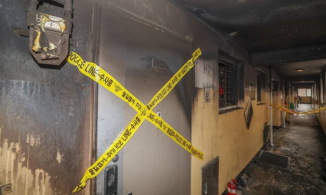 2일 경기 군포시 산본동 아파트 9층에서 화재가 발생해 1명이 숨지고 10명 가량이 연기 흡입 등으로 다쳤다. 사진은 이날 화재 현장의 모습. 군포=최상수 기자