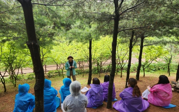 서울 구로구 청년도전지원사업 참가자들이 숲 해설수업을 듣고 있다.   구로구 제공