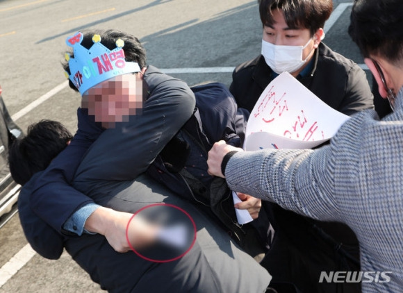 이재명 대표 흉기 피습범 - 2일 오전 부산 강서구 대항전망대에서 이재명 더불어민주당 대표를 흉기로 피습한 옹의자가 흉기를 든 채 경찰에 제압되고 있다.  뉴시스