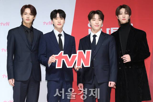 그룹 세븐틴(SEVENTEEN) 준, 호시, 디노, 디에잇이 3일 오후 서울 강남구 엘리에나호텔에서 진행된 tvN 새 예능프로그램 ‘나나투어 with 세븐틴’ 제작발표회에서 포즈를 취하고 있다. 김규빈 기자