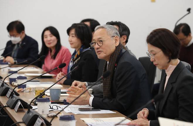 유인촌 문화체육관광부 장관이 4일 서울 종로구 국립현대미술관 서울관 대회의실에서 17개 시도 광역문화재단 대표들을 만나 간담회를 하고 있다(사진=문체부 제공).