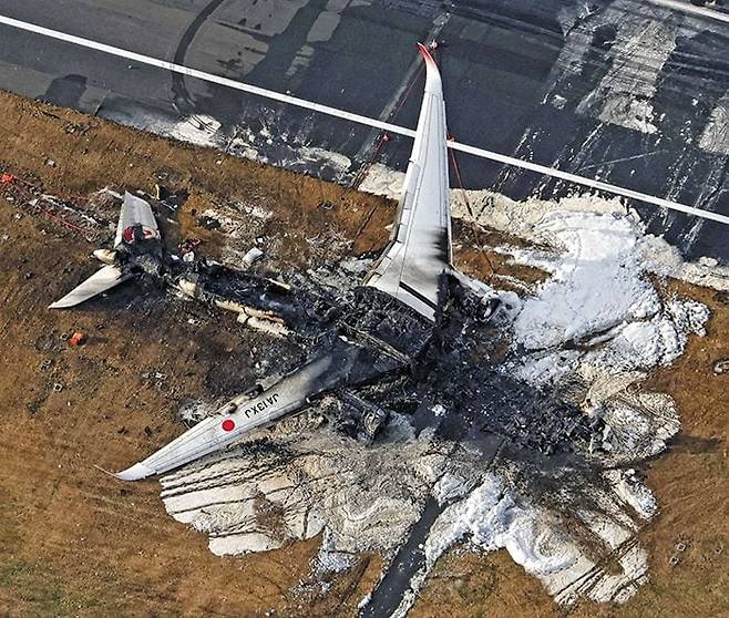 잿더미 된 日 여객기… 379명 전원 살린 '기적의 90초 룰' - 2일 도쿄 하네다공항 활주로 충돌 사고로 화재가 발생한 일본항공(JAL) 516편 여객기의 사고 이튿날 모습. 날개 부분을 제외한 기체가 모두 불에 타 형체를 알아볼 수 없는 상태다. 대형 화재에도 여객기 탑승객 379명은 전원 탈출에 성공해 인명 피해가 발생하지 않았다. 화재 등 긴급 상황 발생 시 90초 안에 승객들을 대피시켜야 한다는 '90초 룰'을 모범적으로 준수한 사례라는 평가가 나온다. /로이터 뉴스1