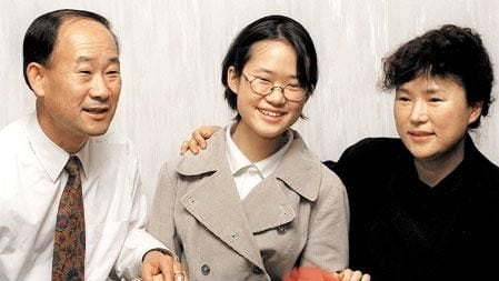 서울 한성과학고 3학년생이던 오승은양이 1998년 12월 ‘수능 만점’ 소식을 들은 후 부모님과 기뻐하는 모습. /조선DB