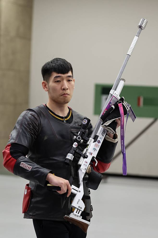 곽용빈이 26일 중국 항저우 푸양 인후 스포츠센터에서 열린 2022 항저우 아시안게임 사격 남자 10m 러닝타깃 혼합 경기를 마친 후 경기장을 나서고 있다./뉴스1