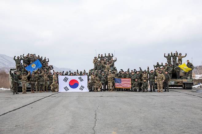 육군은 수도기계화보병사단 예하 번개여단과 한미연합사단·미2사단 예하 스트라이커여단이 지난 29일부터 경기도 포천 승진훈련장에서 연합전투사격훈련을 실시했다고 4일 밝혔다. 훈련에 참가한 한미 연합전투단 장병들이 기념사진을 촬영하고 있다. /육군