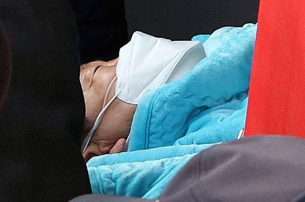 부산 방문시 흉기 피습을 당한 당한 이재명 더불어민주당 대표가 2일 오후 서울 종로구 서울대병원으로 이송되고 있다. /뉴스1