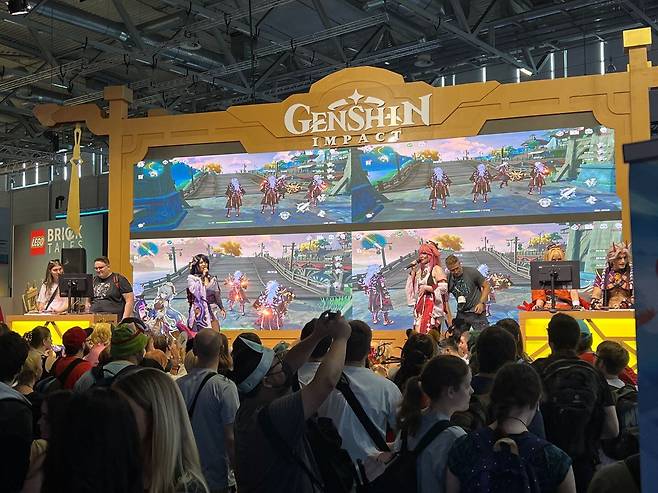 지난 25일(현지시각) 독일 쾰른 게임스컴 내 원신 부스에서 게임 코스프레를 한 밴드가 공연을 하고 있다. /장형태 기자