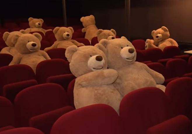 봉쇄령으로 문 닫은 파리 시내 한 극장에 비치된 곰 인형들./프랑스24