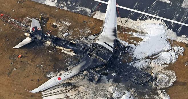 지난 2일 일본 도쿄 하네다공항에서 해상보안청 항공기와 충돌한 일본항공(JAL)의 에어버스 A350 여객기의 사고 이튿날 모습./로이터 연합뉴스