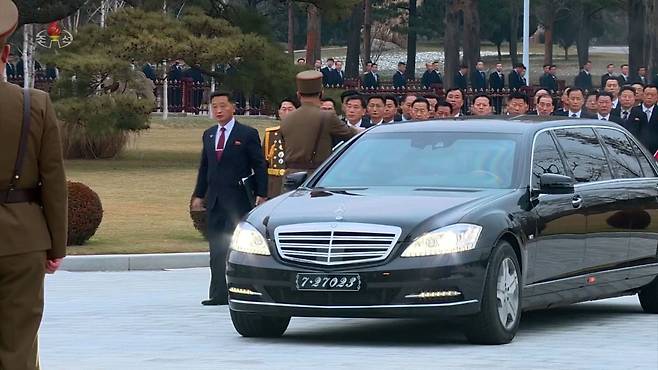 지난달 26일 당중앙위원회 본부 청사에서 소집된 제8기 제9차 전원회의 확대회의에 참석하기 위해 김덕훈 내각총리가 벤츠에서 내리고 있다. /연합뉴스