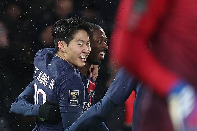 파리생제르맹(PSG) 이강인이 3일(현지시각) 프랑스 파리의 파르크 데 프랭스에서 열린 툴루즈와의 2023 트로페 데 샹피온(프랑스 슈퍼컵)에서 선제골을 넣은 뒤 어시스트를 해준 우스만 뎀벨레와 세리머니를 하고 있다./연합뉴스