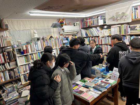 영동정수중학교는 4일 전교생이 진로 꿈 축제로 지역독립책방 '카페에서(書)' 방문했다. 지역독립책방 탐방프로그램은 '호박목욕탕' 그림책 낭독을 시작으로 지역책방운영하는 한연숙 책방지기 님의 강연, 북 아트(비전 북) 만들기, 핸드팬 제작자이자 연주자인 이헌국 님의 미니콘서트 감상과 차를 마시며 나만의 책을 고르는 시간가지며 책방문화를 즐기는 시간을 보냈다. 사진=영동교육지원청 제공